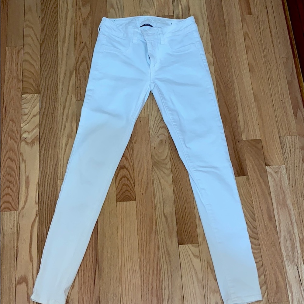 White American Eagle skinny jeans